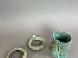 deux pièces de poterie verte posées l'une à côté de l'autre sur une table
