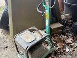 une photo montrant un tas de vieilleries dans une cour