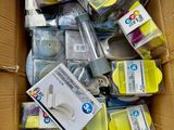 une boîte en carton remplie de cartouches d'encre de différentes couleurs