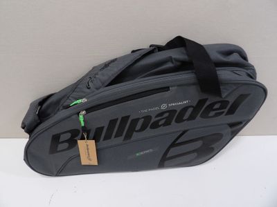 un sac posé sur une table