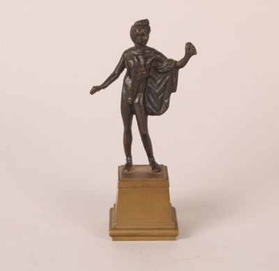 une image représentant une statue en bronze d'une femme portant une cape