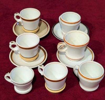 Ensemble varié de tasses brulots comprenant 7 tasses et 4 so…
