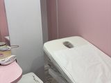 un lit dans une chambre aux murs roses et avec une table rose