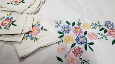de nombreuses serviettes de table ornées de motifs variés