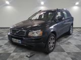 une photo d'un SUV Volvo noir garé dans un garage