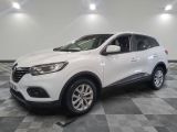 un renault kad suv blanc garé sur un sol en damier