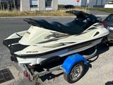 un jet-ski blanc et noir garé à côté d'une voiture