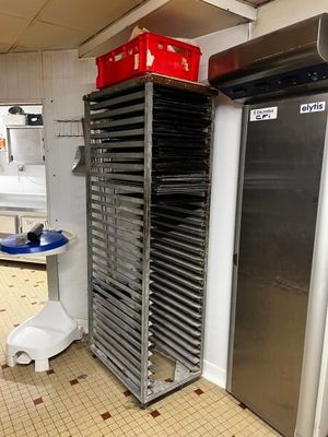 une photo d'une cuisine professionnelle où l'on voit beaucoup de plats
