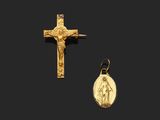 une croix en or et une médaille en or sur fond noir