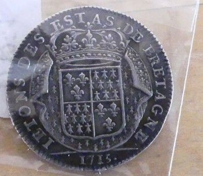 un gros plan d'une pièce d'argent surmontée d'une couronne