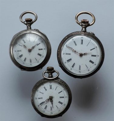 Lot de petites montres de poche en acier et en argent dans d… - Photo 1