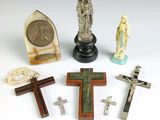 beaucoup d'objets religieux sur la table