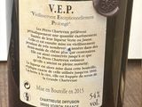 une bouteille de vin posée sur une table, avec une étiquette dessus