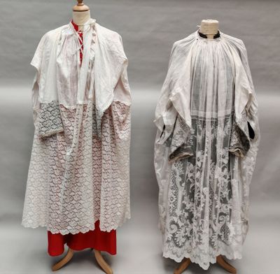 Deux mannequins vêtus de blanc et de rouge se tiennent l'un à côté de l'autre