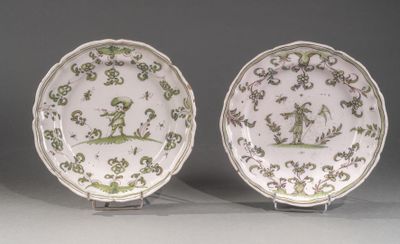 une paire d'assiettes vertes et blanches ornées de personnages et de fleurs
