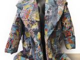 un gros plan d'un manteau posé sur un mannequin, sur une table