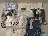 cinq paires de t-shirts exposées dans le magasin