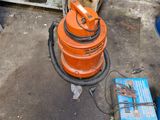 a machine that is sitting on the floor in the garage