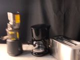 une cafetière et un grille-pain posés sur une table