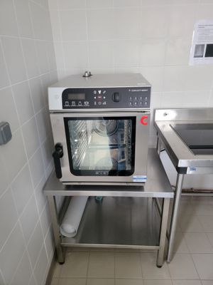 une image d'un four commercial dans une cuisine commerciale