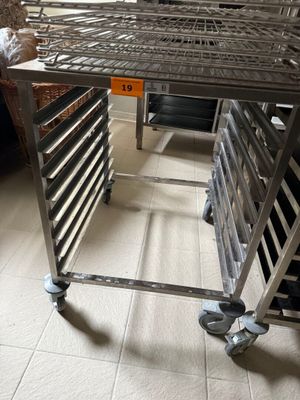 une étagère métallique sur laquelle sont posés plusieurs plateaux