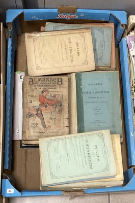 une boîte pleine de livres posée sur le sol