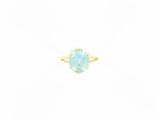 une bague en or sertie d'une aigue-marine ovale au centre