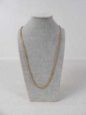 un collier à chaîne en or sur un mannequin de vitrine