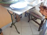une table sur laquelle sont posées des assiettes et des bols, dans la cuisine