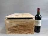 une boîte en bois avec une bouteille de vin à côté