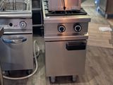 deux cuisinières en acier inoxydable et deux fours dans une cuisine