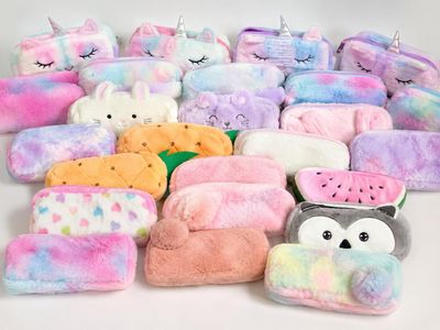 beaucoup de peluches posées sur une table
