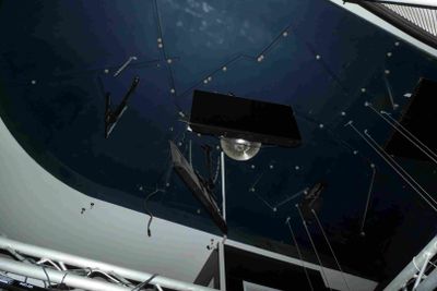 de nombreuses lumières suspendues au plafond