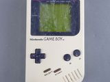 un gros plan d'une Nintendo Game Boy avec un écran vert