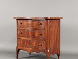 une photo d'une petite commode posée sur une table