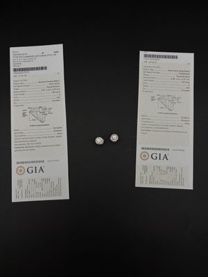 deux billets et une pièce posés sur une table