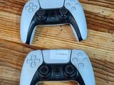 deux manettes de jeux vidéo posées sur un parquet