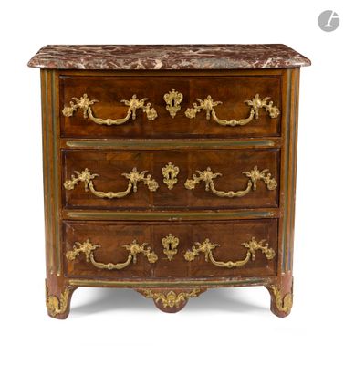 une commode ancienne avec un plateau en marbre