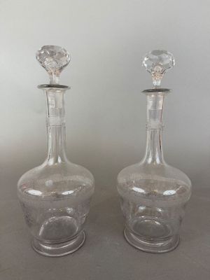 paire de carafes en verre transparent avec bouchons en cristal