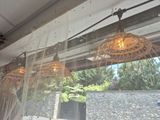 trois lampes suspendues au plafond au-dessus d'une fenêtre