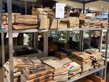de nombreuses piles de livres sur les étagères du magasin