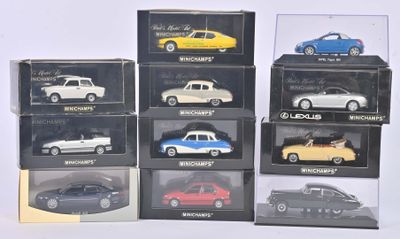 six modèles différents de voitures dans une vitrine