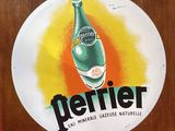 une photo d'une bouteille de Perrier accrochée au mur