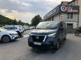 des voitures garées sur un parking devant un immeuble