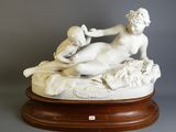statue en marbre représentant une femme allongée sur un lit avec un enfant