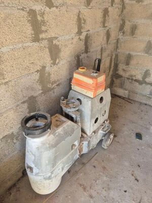 une petite machine posée au sol près d'un mur