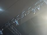many lights that are hanging from the ceiling in the room
