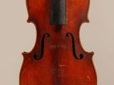 un vieux violon avec un archet accroché à son dos