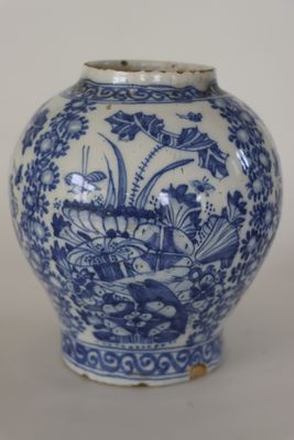 un vase bleu et blanc posé sur une table