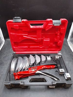 une caisse à outils rouge avec des outils sur une table